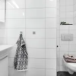 Roomsly - Balcony Near Charming Cobblestone Streets 아파트