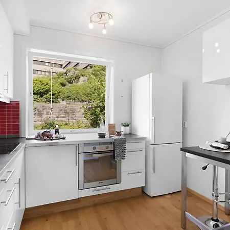 Apartment Roomsly - Balcony Near Charming Cobblestone Streets
