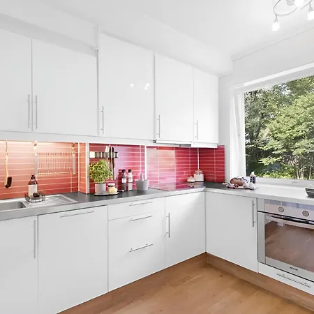 Apartment Roomsly - Balcony Near Charming Cobblestone Streets Bergen