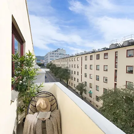 Roomsly - Balcony Near Charming Cobblestone Streets