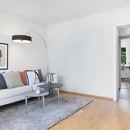 Roomsly - Balcony Near Charming Cobblestone Streets 아파트 *