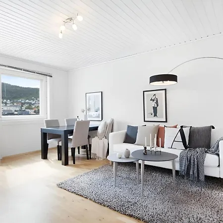 Roomsly - Balcony Near Charming Cobblestone Streets Apartment Bergen
